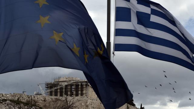 Drapeaux grec et européen. [AFP - Aris Messinis]
