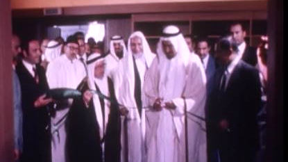 Le roi Khaled d'Arabie saoudite s'apprête à couper le ruban. [RTS]