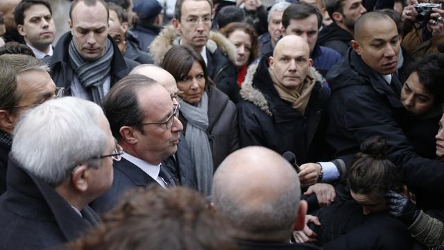 Le président François Hollande est arrivé à la rédaction de Charlie Hebdo. [AFP - Kenzo Tribouillard]