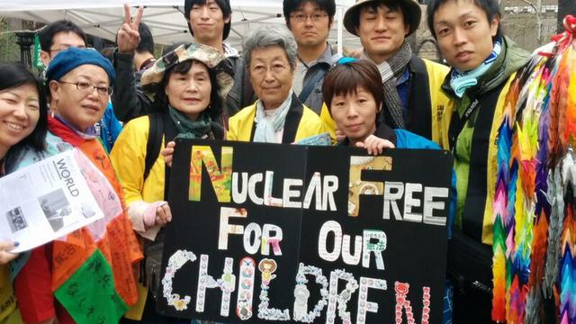 Des groupes ont manifesté devant le siège de l'ONU à New York en faveur du Traité de non-prolifération des armes nucléaires. [NOTIMEX/FOTO/MAURIZIO GUERRERO/FRE/HUM]