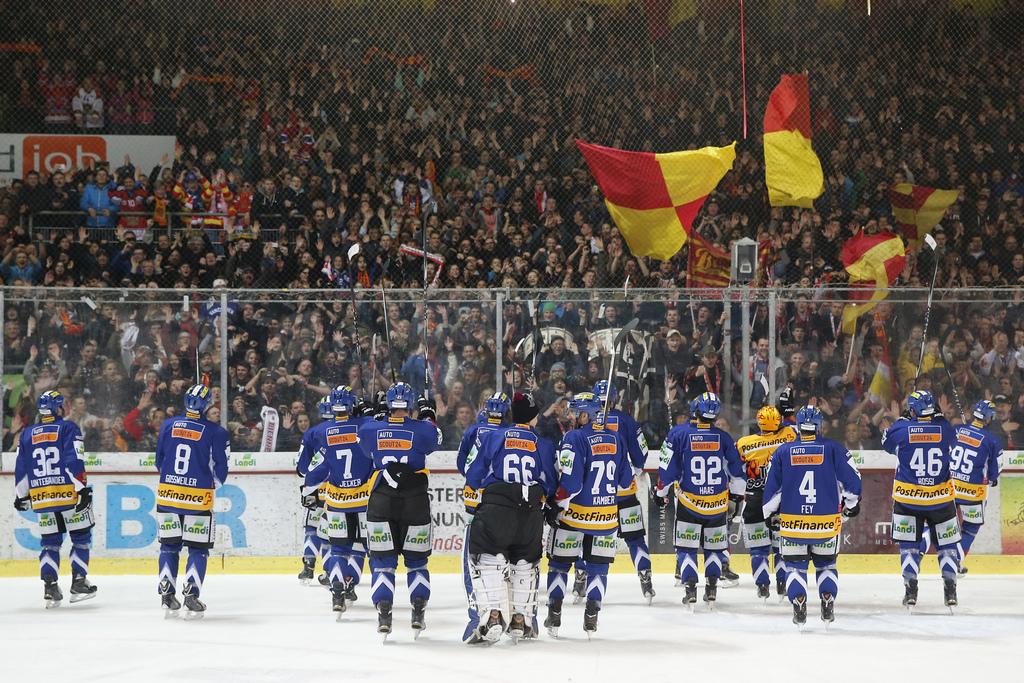 Scènes de liesse au terme du match. Mais était-ce vraiment le dernier match au Stade de glace? [KEYSTONE - Peter Klaunzer]