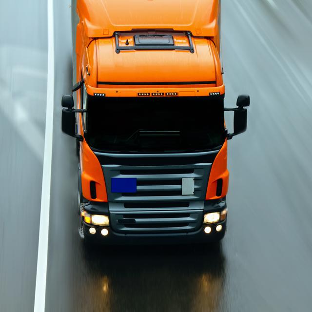 Certains camions européens sont équipés d'un système de pilotage automatique. [Fotolia - Xmagics]