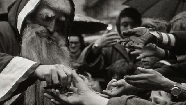 Le Père Noël et les petits Genevois, 1954.