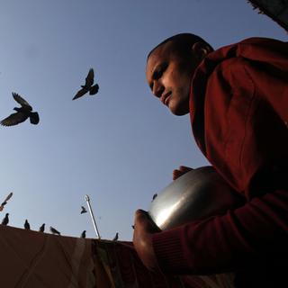 Lundi 21 décembre: Un moine bouddhiste prie pour la paix universelle dans une stupa à Katmandou, au Népal. [AP Photo/Niranjan Shrestha]