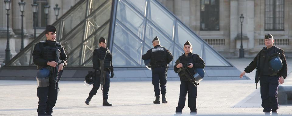 Les forces de police postées devant le musée du Louvre. [AFP - Yomiuri Shimbun]