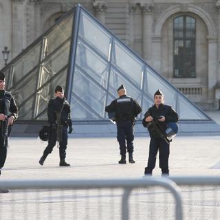 Les forces de police postées devant le musée du Louvre. [AFP - Yomiuri Shimbun]