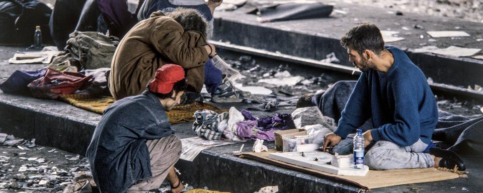 Détritus et seringues usagées jonchaient le sol aux abords de l'ancienne voie ferrée.