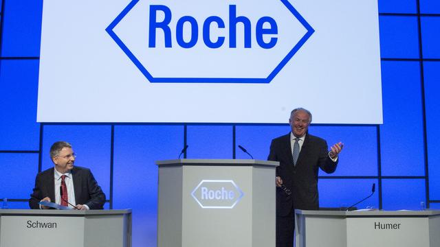 Franz Humer (à dr.), président du CA de Roche, gagne 253 fois plus que l'employé le moins payé du groupe.