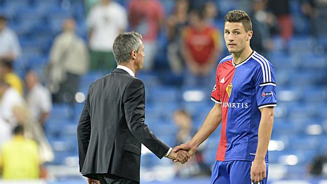 Les chemins se séparent pour Paulo Sousa et Fabian Schär. [Georgios Kefalas]