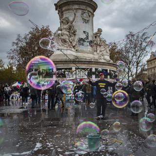 Les Parisiens tentent de retrouver de la légèreté après les attentats de vendredi passé. [EPA/Ian Langsdon]
