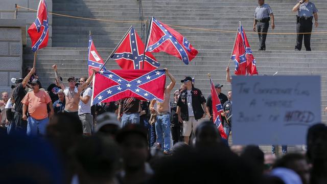 Les membres du KKK ont brandi des drapeaux controversés de confédérés. [EPA/ERIK S. LESSER]