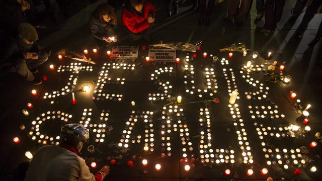 Des manifestants écrivant "Je suis Charlie" avec des bougies à Paris. [Ian Langsdon]