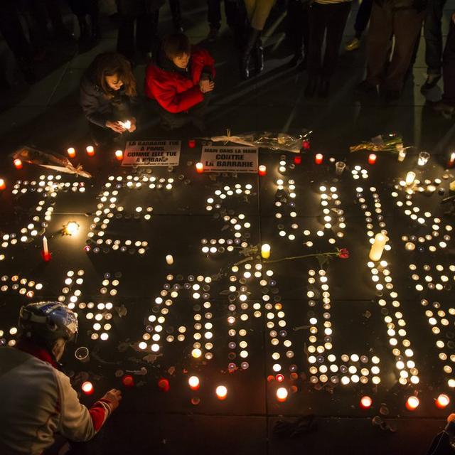 Des manifestants écrivant "Je suis Charlie" avec des bougies à Paris. [Ian Langsdon]