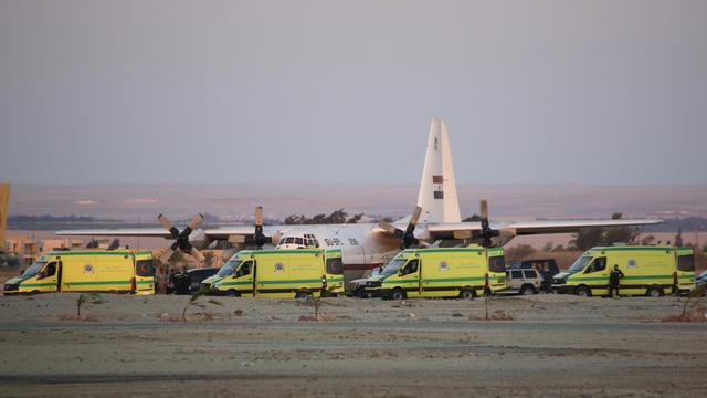 Des ambulances en ligne à l'aéroport militaire de Kabrit, où sont acheminés les corps des victimes.