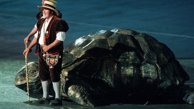 L'armailli soliste Patrick Menoud interprète le Ranz des Vaches, lors de la Fête des Vignerons de 1999 à Vevey. [Keystone - Patrick Aviolat]