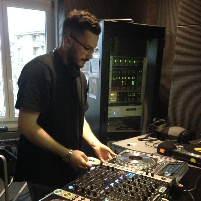 DJ Cladkamino dans les studios de Couleur 3. [RTS]