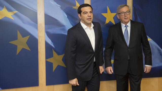 Le Premier ministre grec Alexis Tsipras (g.) avec le président de la Commission européenne Jean-Claude Juncker à Bruxelles. [AFP Photo]