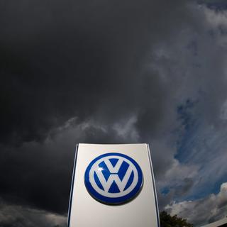 Accumulation symbolique de nuages noirs au-dessus du siège de Volkswagen à Wolfsburg en Allemagne. [EPA/JULIAN STRATENSCHULTE]
