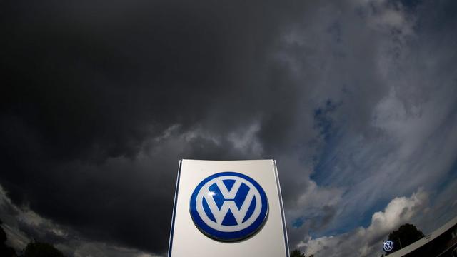 Accumulation symbolique de nuages noirs au-dessus du siège de Volkswagen à Wolfsburg en Allemagne. [EPA/JULIAN STRATENSCHULTE]