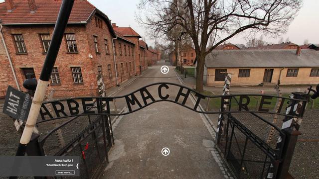 La porte du camp et son inscription "Arbeit macht frei" ("le travail rend libre"). [panorama.auschwitz.org / capture d'écran]