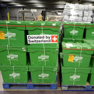 Distribution de l'aide suisse par la DDC. [Keystone - Urs Flueeler]