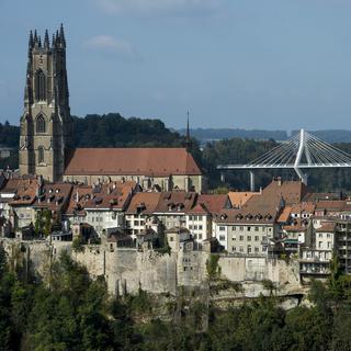 La ville de Fribourg, sa cathédrale et son pont de la Poya. [Keystone - Jean-Christophe Bott]
