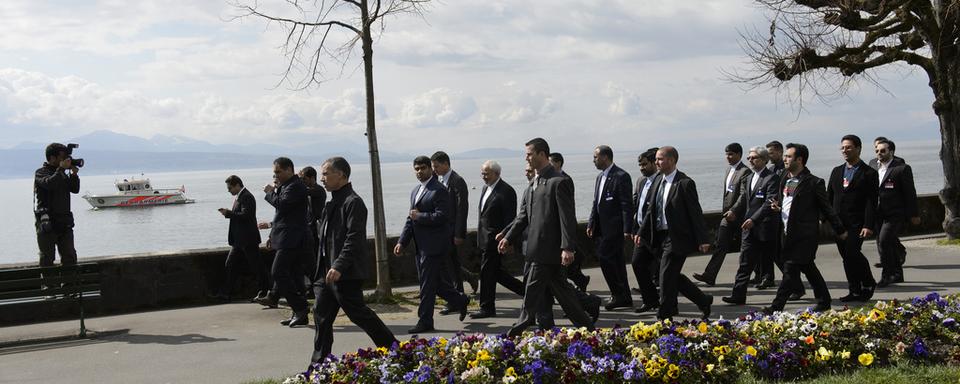 Le ministre iranien des Affaires étrangères Mohammad Javad Zarif se balade au bord du lac pendant une pause, le 27 mars.