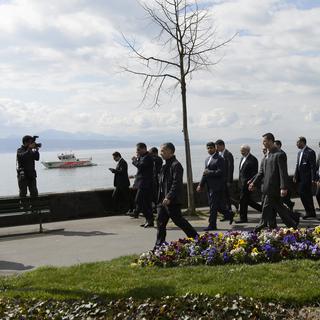 Le ministre iranien des Affaires étrangères Mohammad Javad Zarif se balade au bord du lac pendant une pause, le 27 mars.