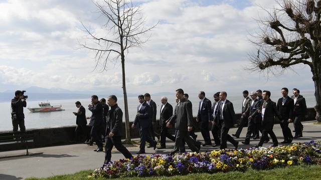 Le ministre iranien des Affaires étrangères Mohammad Javad Zarif se balade au bord du lac pendant une pause, le 27 mars.