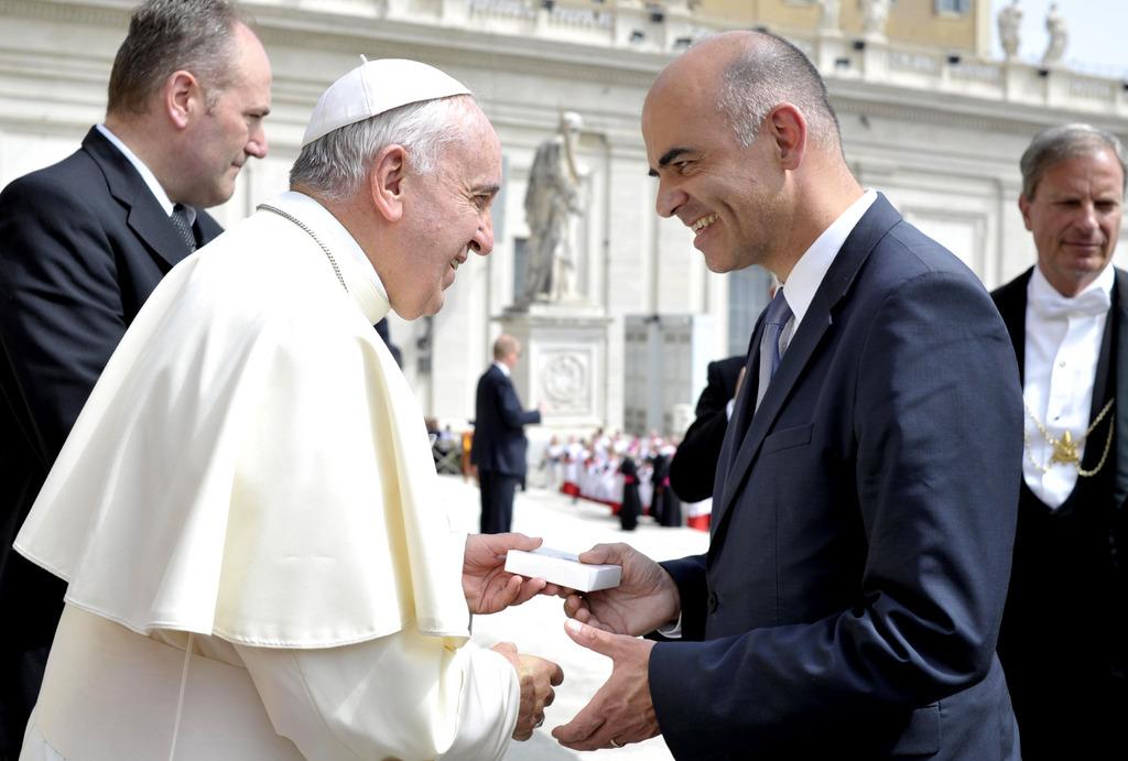 Le pape François et le conseiller fédéral Alain Berset, ce mercredi 6 mai 2015, sur la place Saint-Pierre à Rome. [L'Osservatore Romano/Pool Photo via AP - L'OSSERVATORE ROMANO]