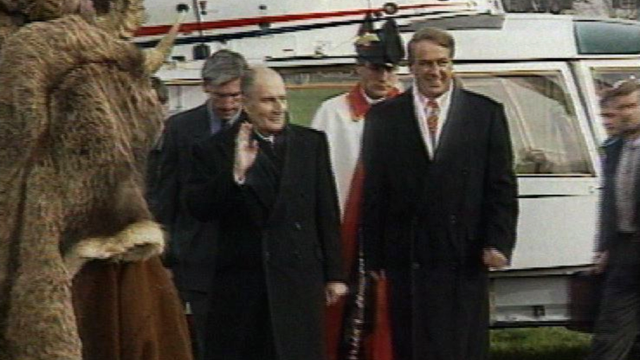 Mitterrand et Adolf Oggi en 1993. [RTS]