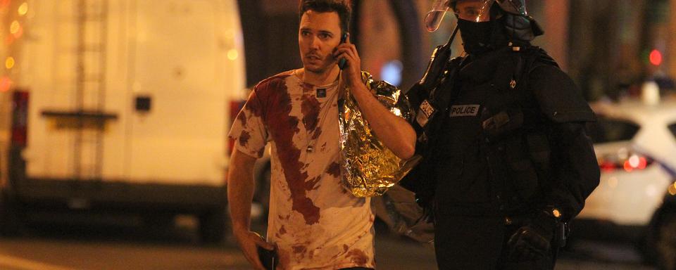 Un homme ensanglanté près du Bataclan. [Elyxandro Cegarra]