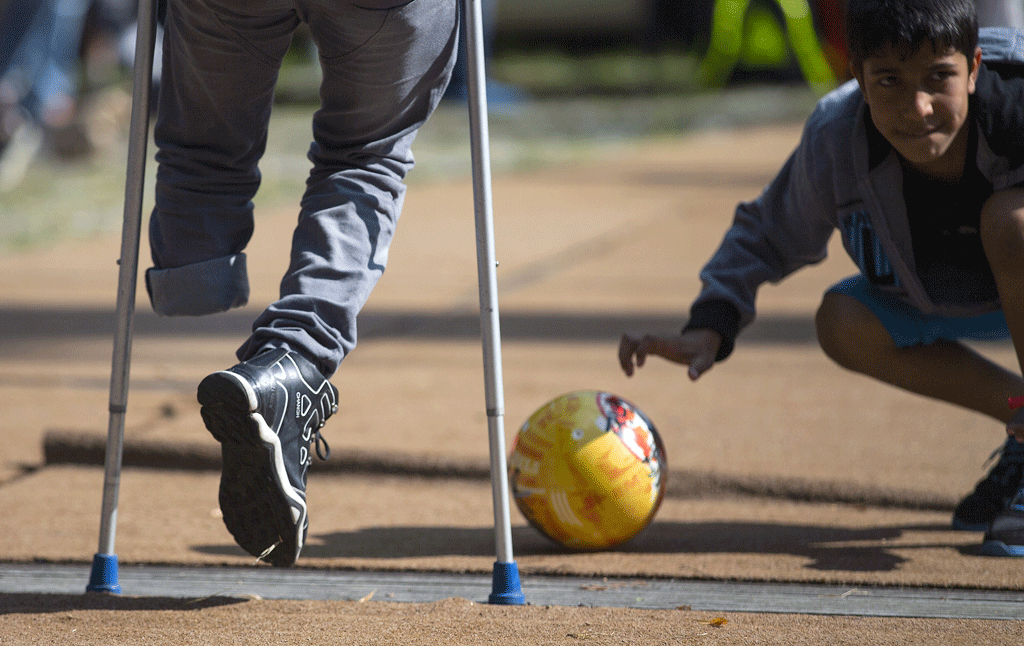 Le sport permet aux jeunes migrants de retrouver un peu de normalité. [Hannibal Hanschke - Reuters]