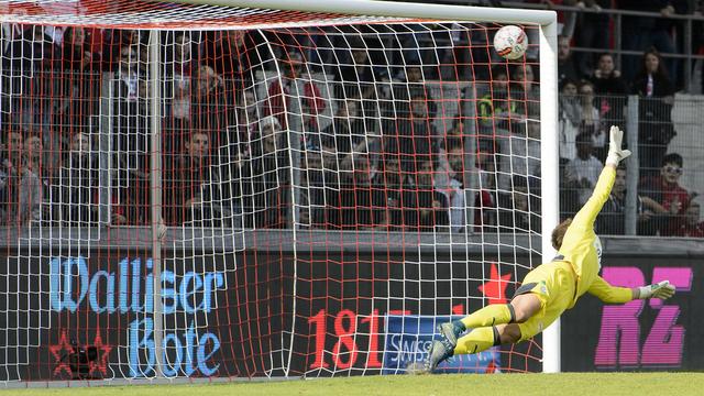 Le gardien zurichois Vaso Vasic encaisse le 2e but sur penalty par le joueur valaisan Reto Ziegler. [Keystone - Jean-Christophe Bott]