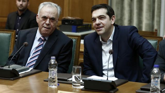 Le député Giannis Dragasakis avec le nouveau Premier ministre Alexis Tsipras ce mercredi au Parlement. [Petros Giannakouris]