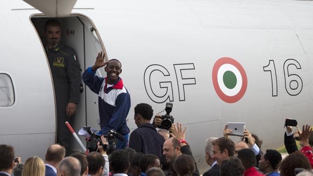 Tout sourire, les Erythréens sont partis à bord d'un avion de la police financière et douanière italienne. [AP/Andrew Medichini]