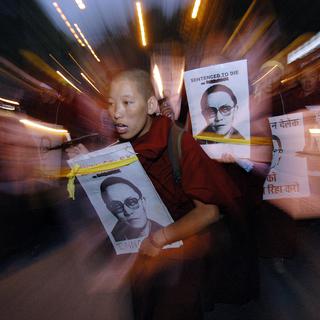 Un Tibétain manifestant en faveur de Tenzin Delek Rinpoché. [AFP - Prakash Singh]