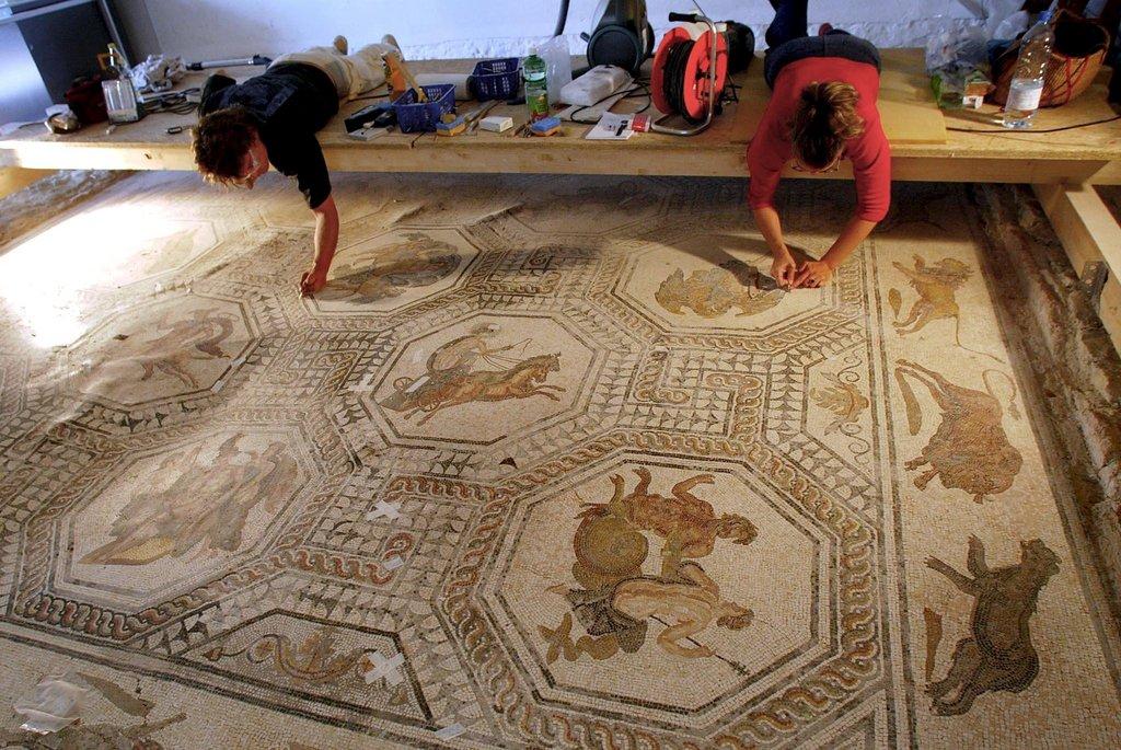 Des travaux de restauration des mosaïques de la villa romaine d'Orbe.