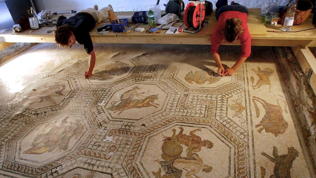 Des travaux de restauration des mosaïques de la villa romaine d'Orbe.