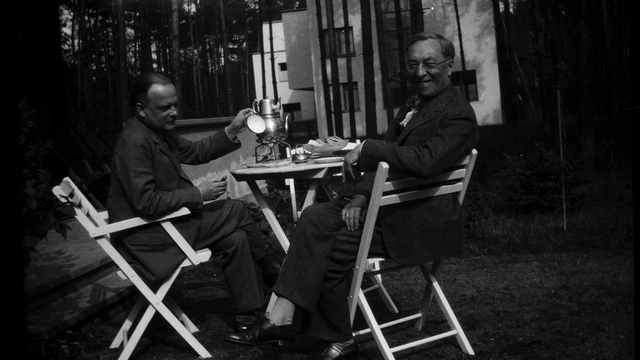 Paul Klee et Wassily Kandinsky, Burgkühnauerallee 6-7, Dessau, 1929, Photographe: Nina Kandinsky? [Centre national d'art et de culture Georges Pompidou, Bibliothèque Kandinsky, Paris]