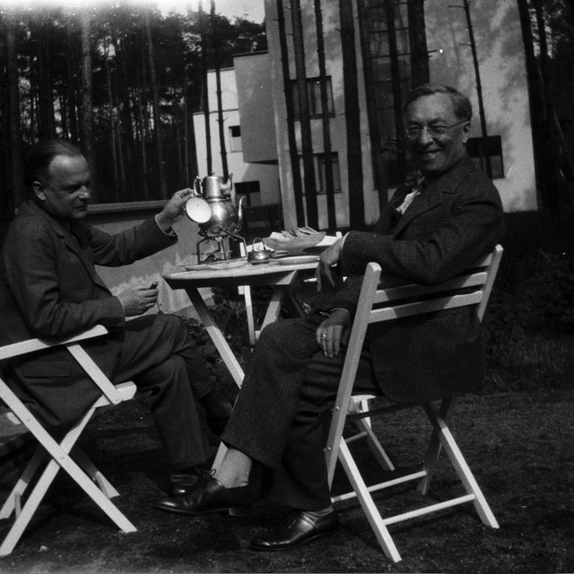 Paul Klee et Wassily Kandinsky, Burgkühnauerallee 6-7, Dessau, 1929, Photographe: Nina Kandinsky? [Centre national d'art et de culture Georges Pompidou, Bibliothèque Kandinsky, Paris]