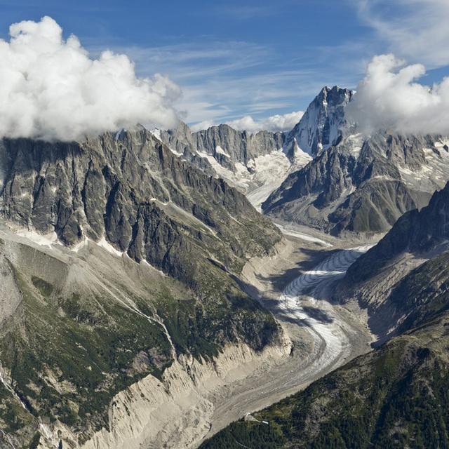 Depuis trente ans, la Mer de Glace perd en moyenne un mètre d'épaisseur par an. Cette année, il a reculé de plus de trois mètres. [Alessandro Della Bella]