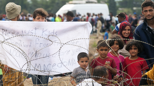 Enfants migrants dans le non-man's-land entre la Grèce et la Macédoine, 22.08.2015. [AFP - Robert Atanasovski]