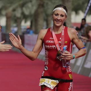5 décembre, Bahreïn: la triathlète de l'extrême soleuroise Daniela Ryf réussit le triplé Bahreïn, Dubaï et Zell am See et encaisse du coup un chèque d'un million de dollars. [asan Jamali]