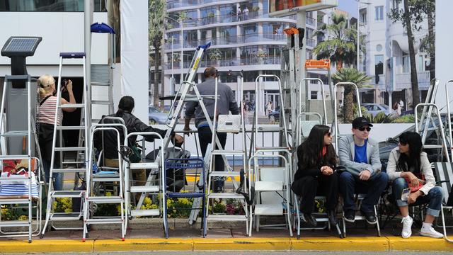 Chaque année, le "gang des escabeaux" prend place face au tapis rouge de Cannes. [Keystone - AP Photo/Jonathan Short]