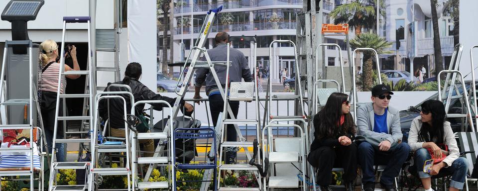 Chaque année, le "gang des escabeaux" prend place face au tapis rouge de Cannes. [Keystone - AP Photo/Jonathan Short]