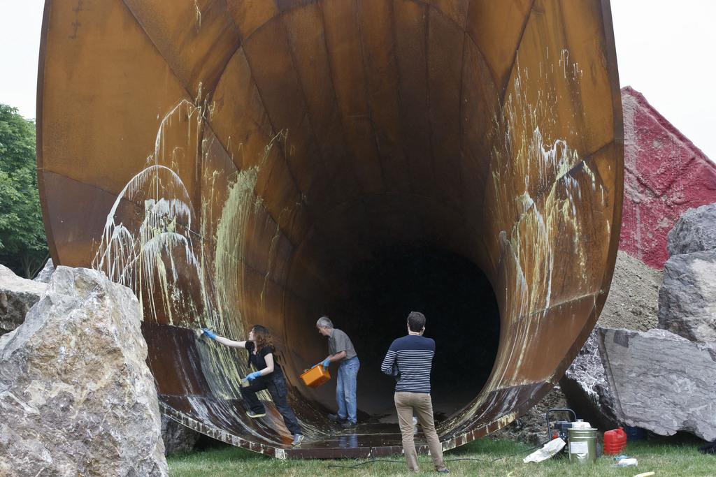 Mercredi 17 juin: une oeuvre du sculpteur britannique Anish Kapoor installée dans le parc du château de Versailles, et dont la connotation sexuelle suscite une polémique, a été vandalisée par des jets de peinture. [KEYSTONE - AP Photo/Michel Euler]