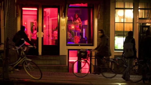 Le Quartier Rouge, lieu incontournable de la prostitution, fait partie de l'image de la ville. [AP/Keystone - Peter Dejong]