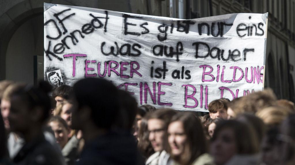 Les jeunes gymnasiens mardi matin à Berne. [Keystone - Peter Schneide]