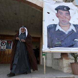Le portrait du pilote jordanien devant le siège de son clan à Amman. [Muhammad Hamed]